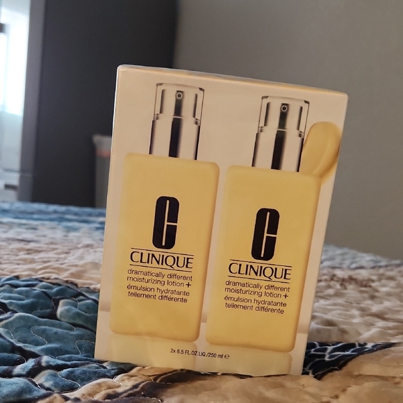 Clinique Dramatically Different Lotion Duo - Picture 5 of 5